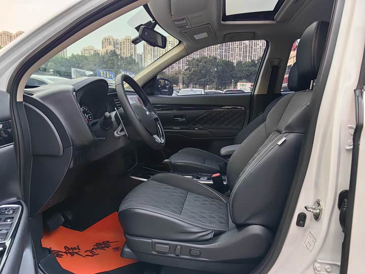 Mitsubishi Outlander 2021 2021款 2.4L 四驱致享版 7座