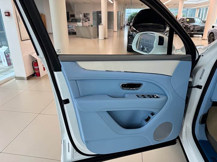 Bentley Bentayga 2026 2026款 4.0T V8 长轴距版