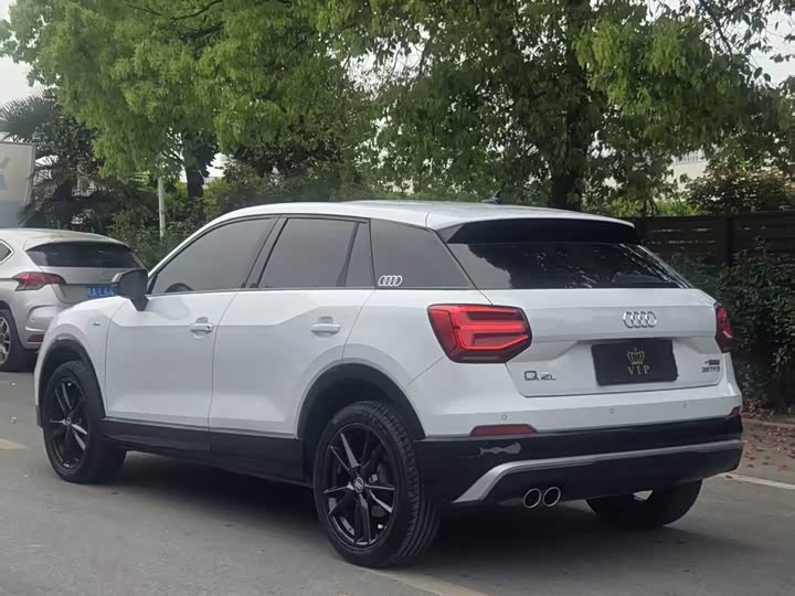 Photo 5 - Audi Q2L