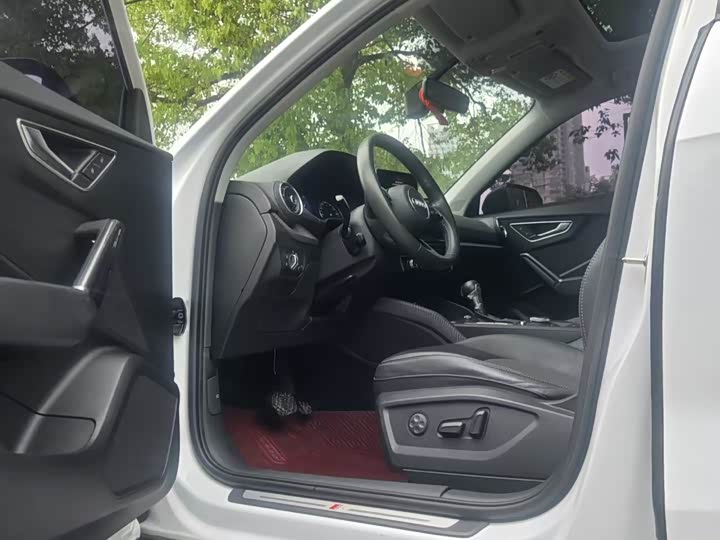 Photo 8 - Audi Q2L