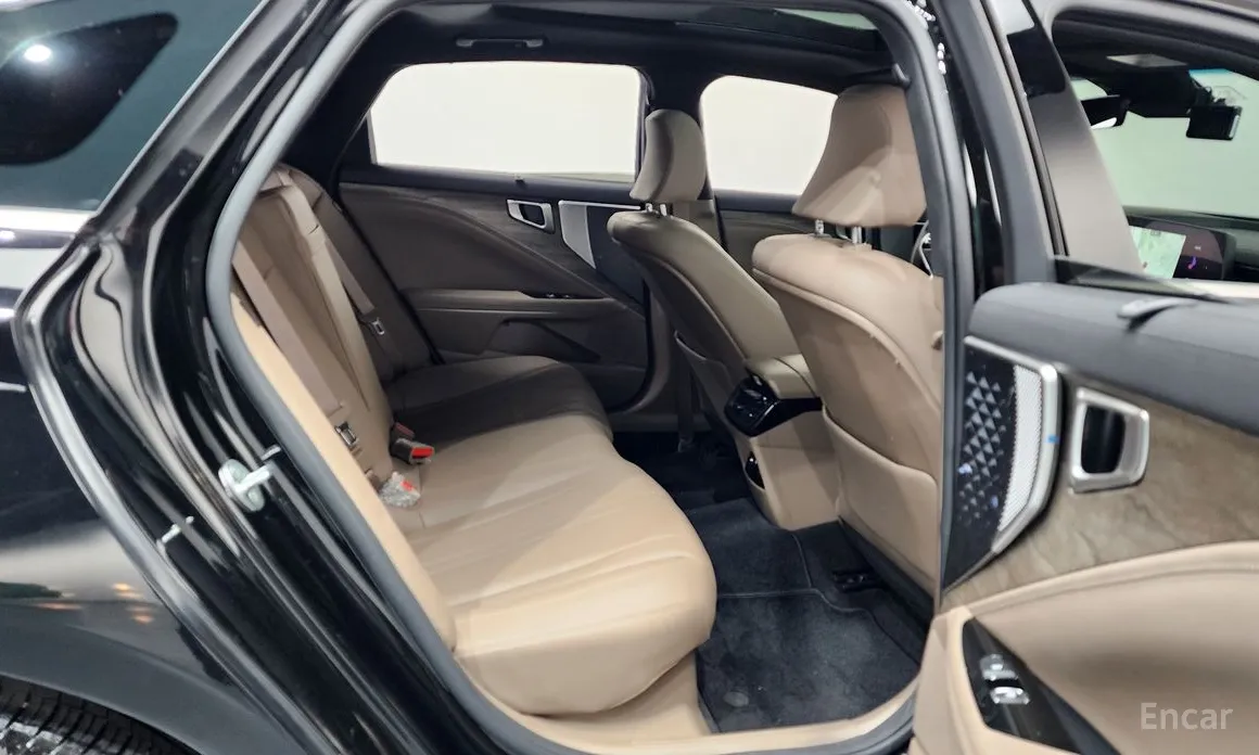 Photo 11 - Kia K8