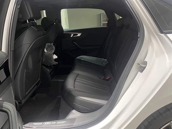Фото 8 - Audi A4L