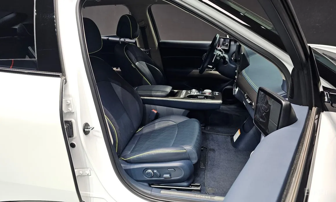 Photo 12 - Genesis GV60