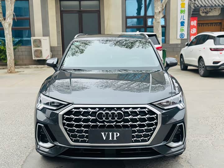 Photo 2 - Audi Q3