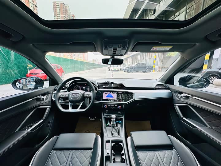 Photo 5 - Audi Q3