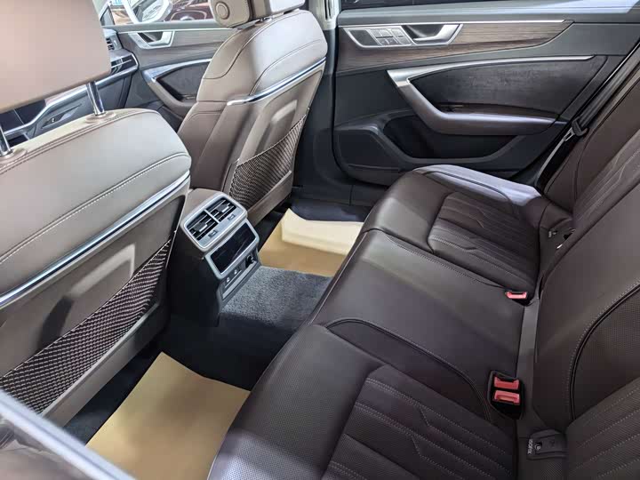 Фото 5 - Audi A7L