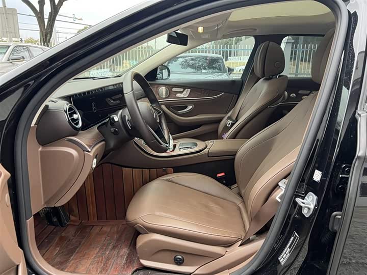 Фото 10 - Mercedes-Benz E-Class