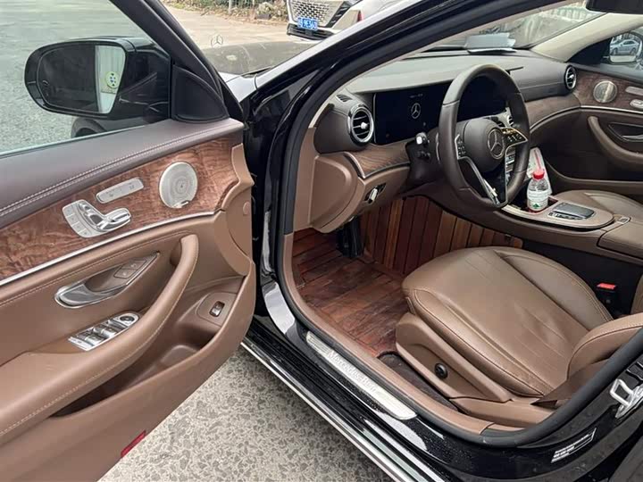 Фото 11 - Mercedes-Benz E-Class