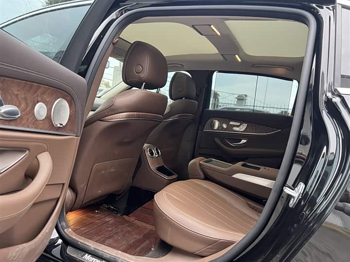 Фото 12 - Mercedes-Benz E-Class