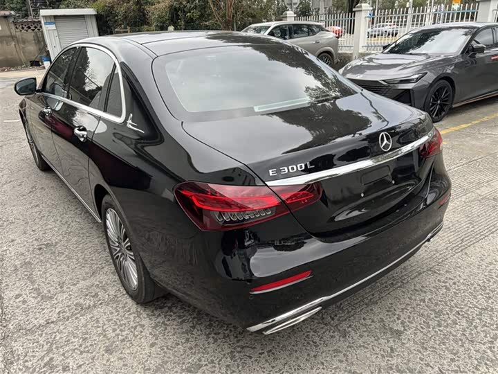 Фото 5 - Mercedes-Benz E-Class