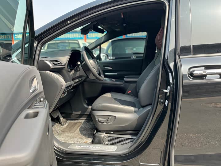 Toyota Sienna 2024 2024款 2.5L混动 四驱尊贵版