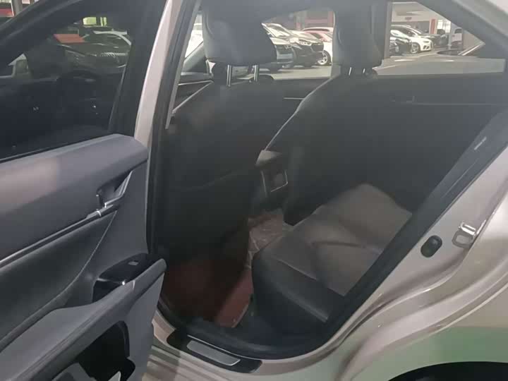 Фото 5 - Toyota Camry