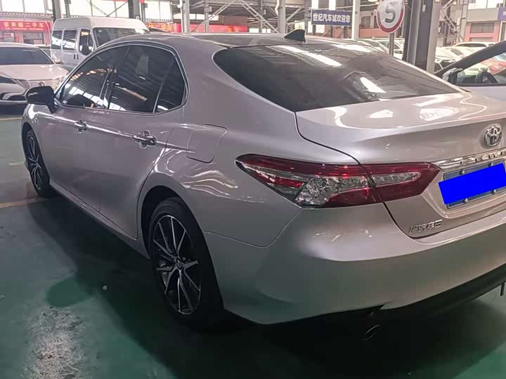 Фото 9 - Toyota Camry