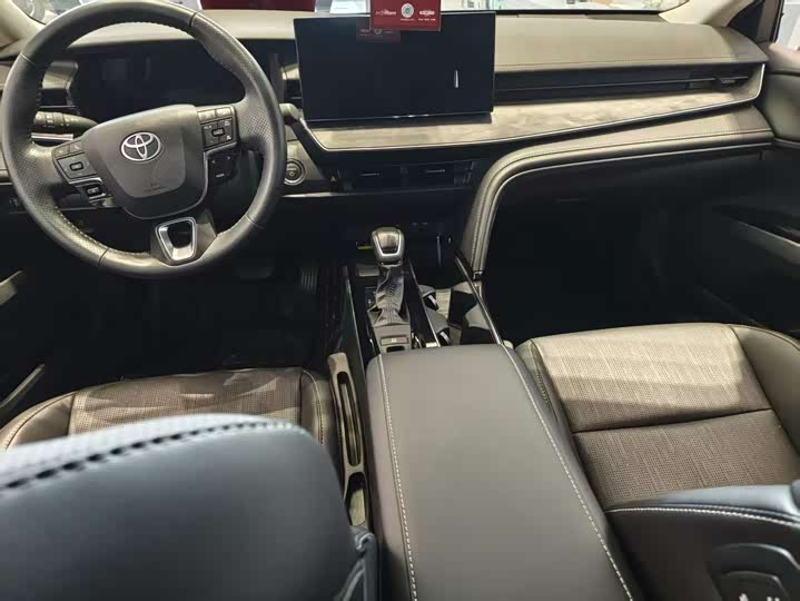 Фото 3 - Toyota Camry