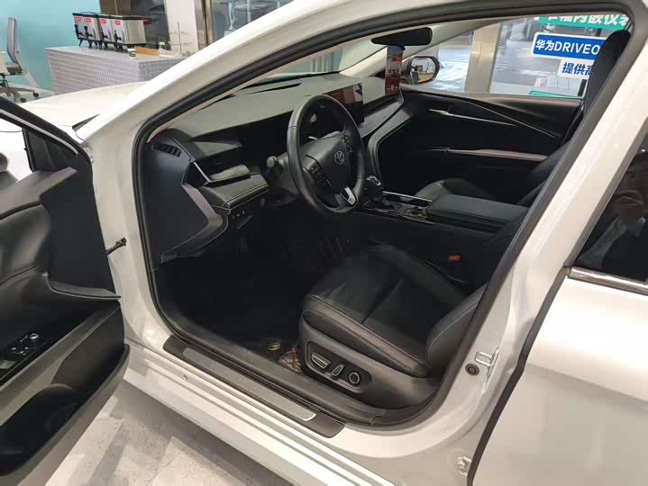 Фото 5 - Toyota Camry