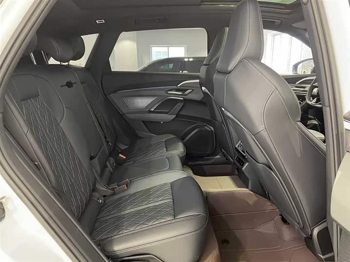 Audi Q5L 2026 2026款 2.0T 智混尊享型