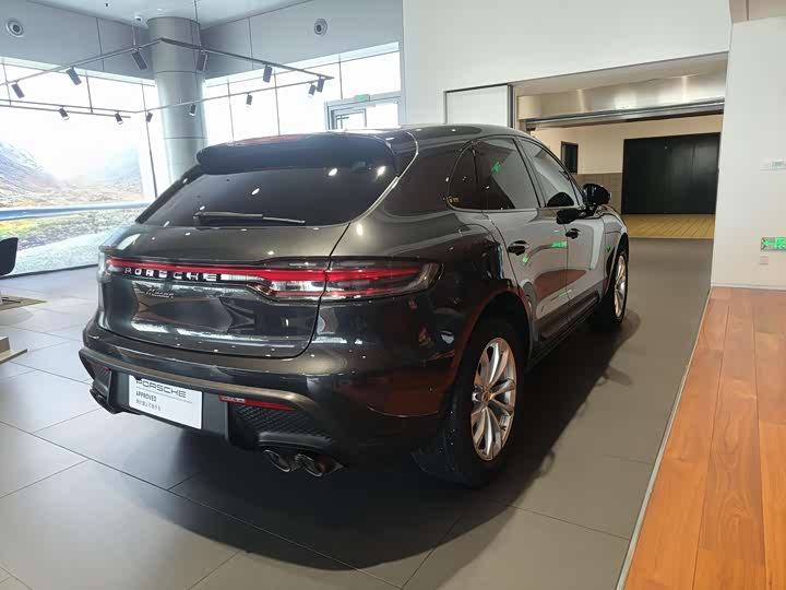 Photo 2 - Porsche Macan