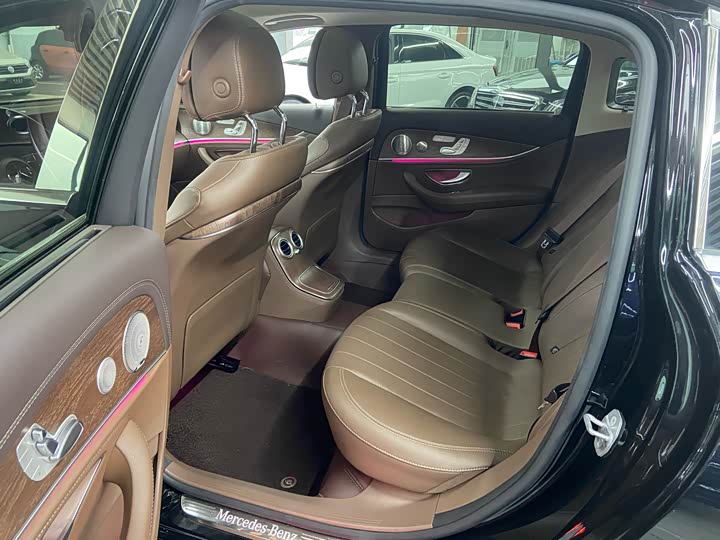 Фото 8 - Mercedes-Benz E-Class