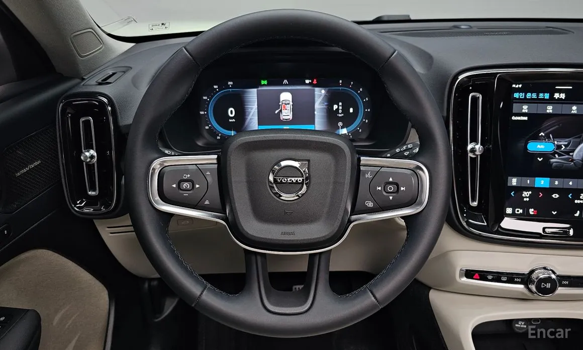 Фото 12 - Volvo XC40