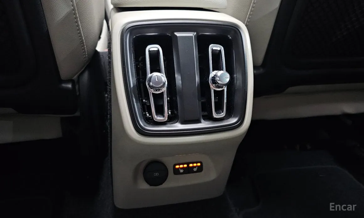 Фото 19 - Volvo XC40