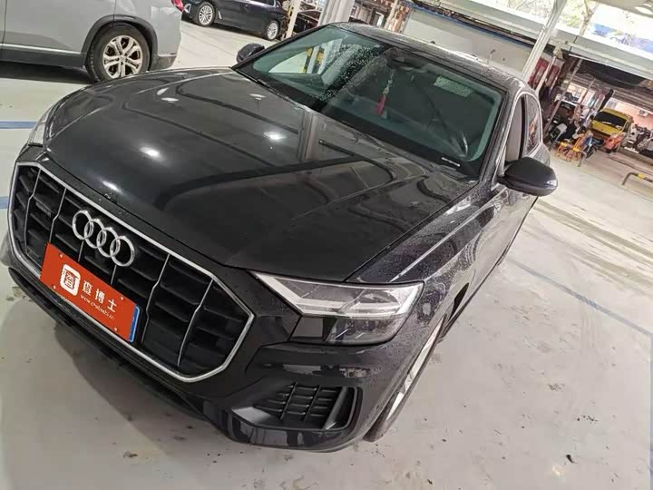 Фото 1 - Audi Q8
