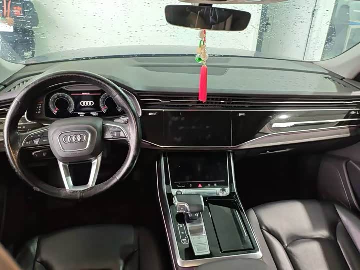 Фото 2 - Audi Q8