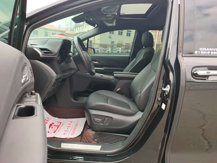 Фото 8 - Toyota Granvia