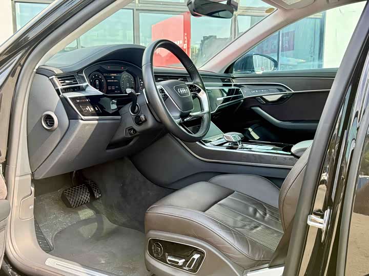 Zdjęcie 4 - Audi A8