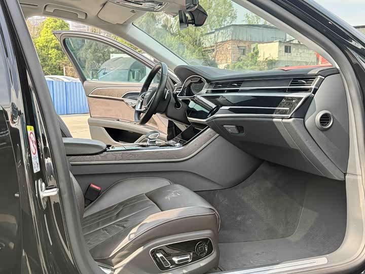 Zdjęcie 6 - Audi A8