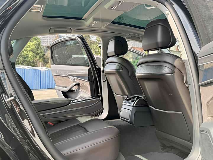 Zdjęcie 8 - Audi A8