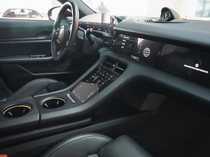 Фото 11 - Porsche Taycan