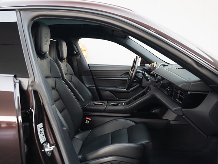 Фото 18 - Porsche Taycan