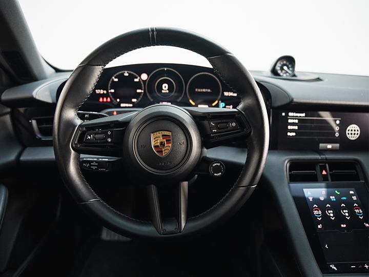 Фото 22 - Porsche Taycan