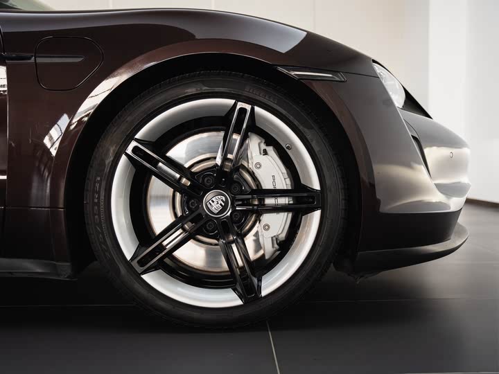 Фото 26 - Porsche Taycan