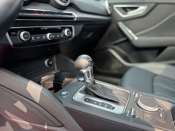 Photo 5 - Audi Q2L