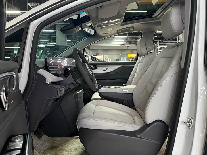 Photo 8 - Buick GL8 ES