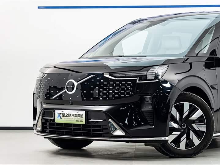 2025 Volvo EM90