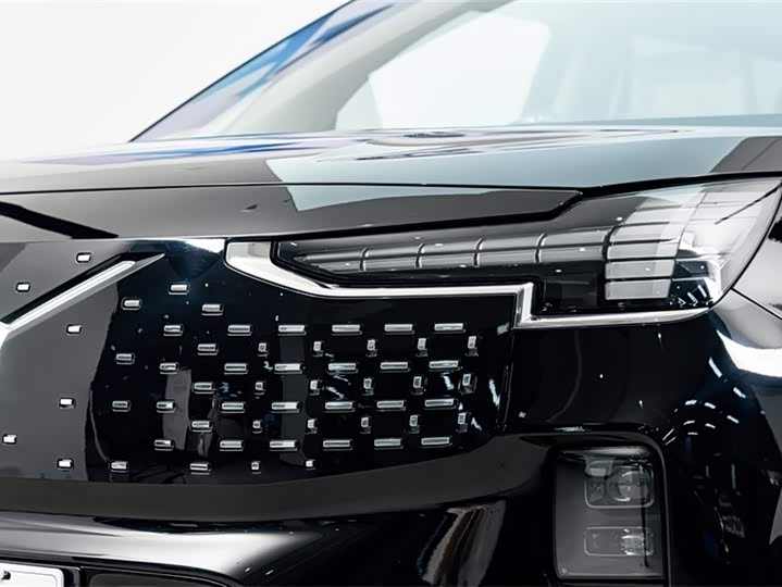 2025 Volvo EM90