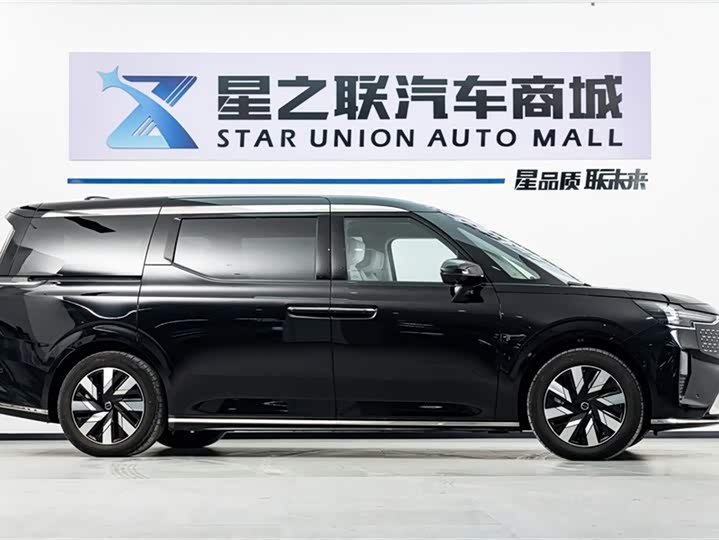 2025 Volvo EM90