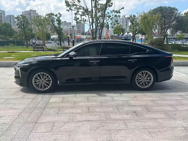 2025 Bestune B70
