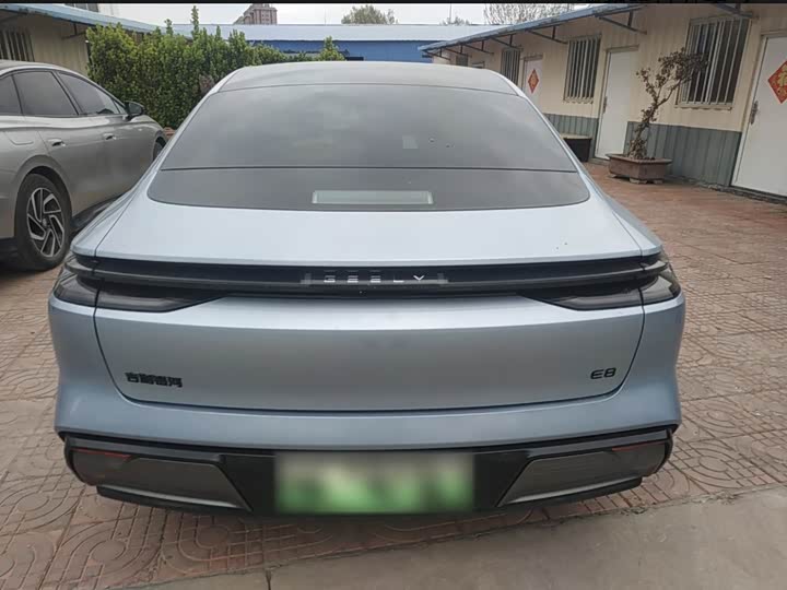 Geely Galaxy E8 2025 2025款 620km 四驱星舰激光雷达智驾版