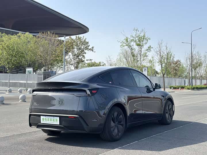 Photo 6 - Tesla Model Y