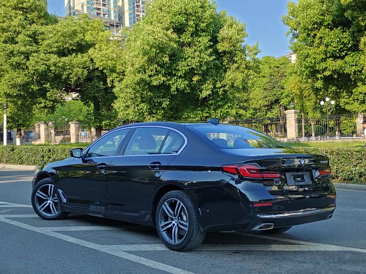 Photo 4 - BMW 5 Series