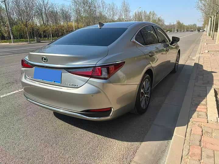 Фото 3 - Lexus ES
