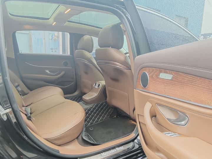 Фото 9 - Mercedes-Benz E-Class