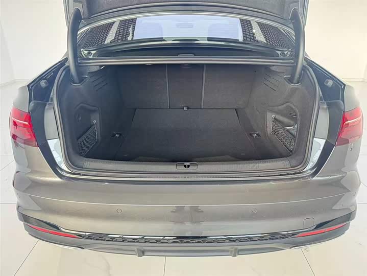 Audi A4L 2025 2025款 200万辆悦享版 40 TFSI 豪华动感型