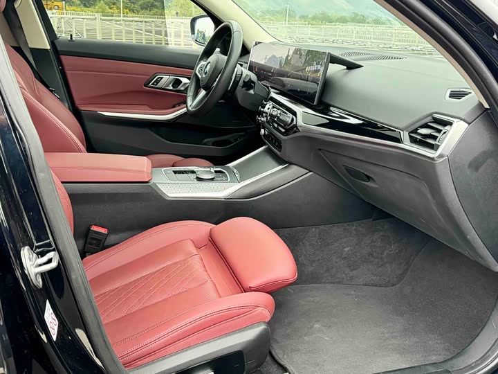 Photo 8 - BMW 3 Series