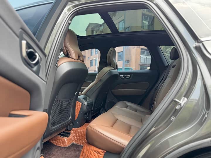 Фото 8 - Volvo XC60