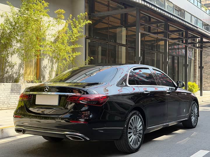 صورة 9 - Mercedes-Benz E-Class