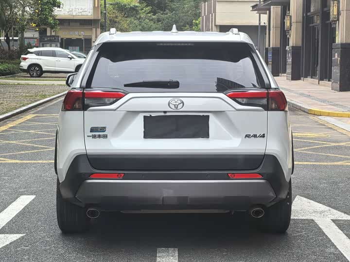 Фото 4 - Toyota RAV4